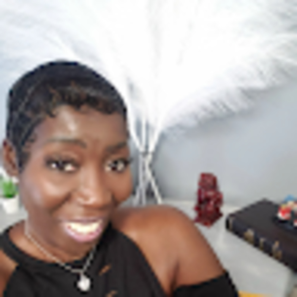 Meet your Posher, Moni